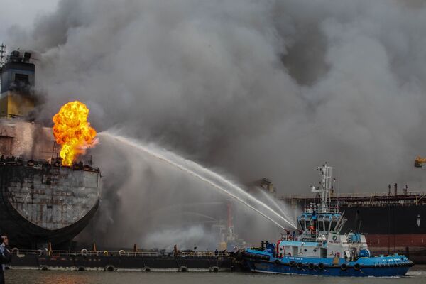 Тушение пожара на танкере, пришвартованном в порту Белаван, Индонезия - Sputnik Азербайджан