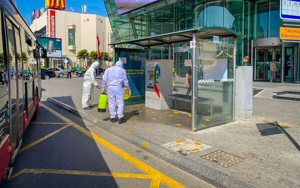 Дезинфекция автобусных остановок в Баку - Sputnik Азербайджан