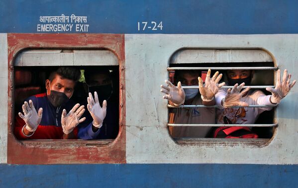 Пассажиры машут из окна поезда в Индии - Sputnik Азербайджан