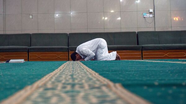 Мусульманин молится, фото из архива - Sputnik Азербайджан