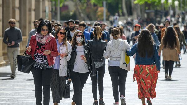 Люди в центре Баку, фото из ахрива - Sputnik Азербайджан