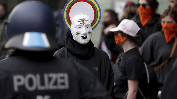 Протесты во время первомайской демонстрации в Берлине - Sputnik Азербайджан