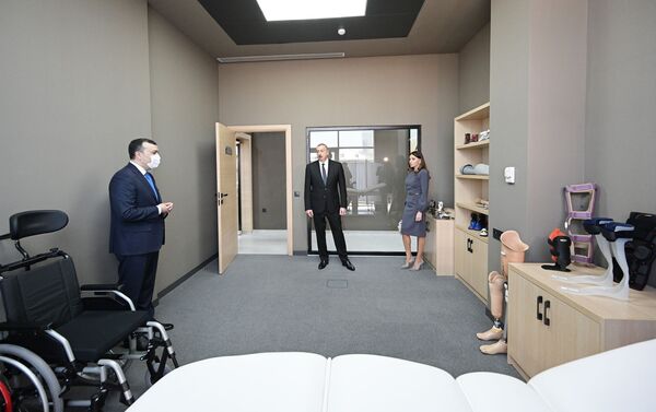 Президент Азербайджана Ильхам Алиев и первая леди Мехрибан Алиева приняли участие в открытии Центра DOST №3 - Sputnik Азербайджан