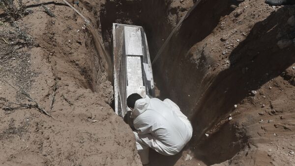 Захоронение человека скончавшийся от COVİD-19, фото из архива  - Sputnik Azərbaycan