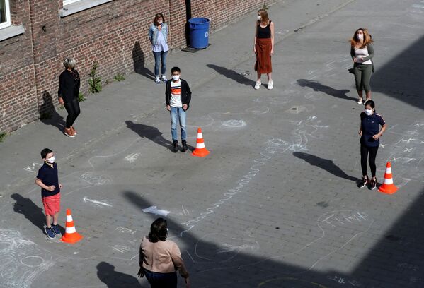 Учителя и ученики соблюдают правила дистанцирования на открытии школы после вспышки коронавируса в Джумете, Бельгия  - Sputnik Азербайджан
