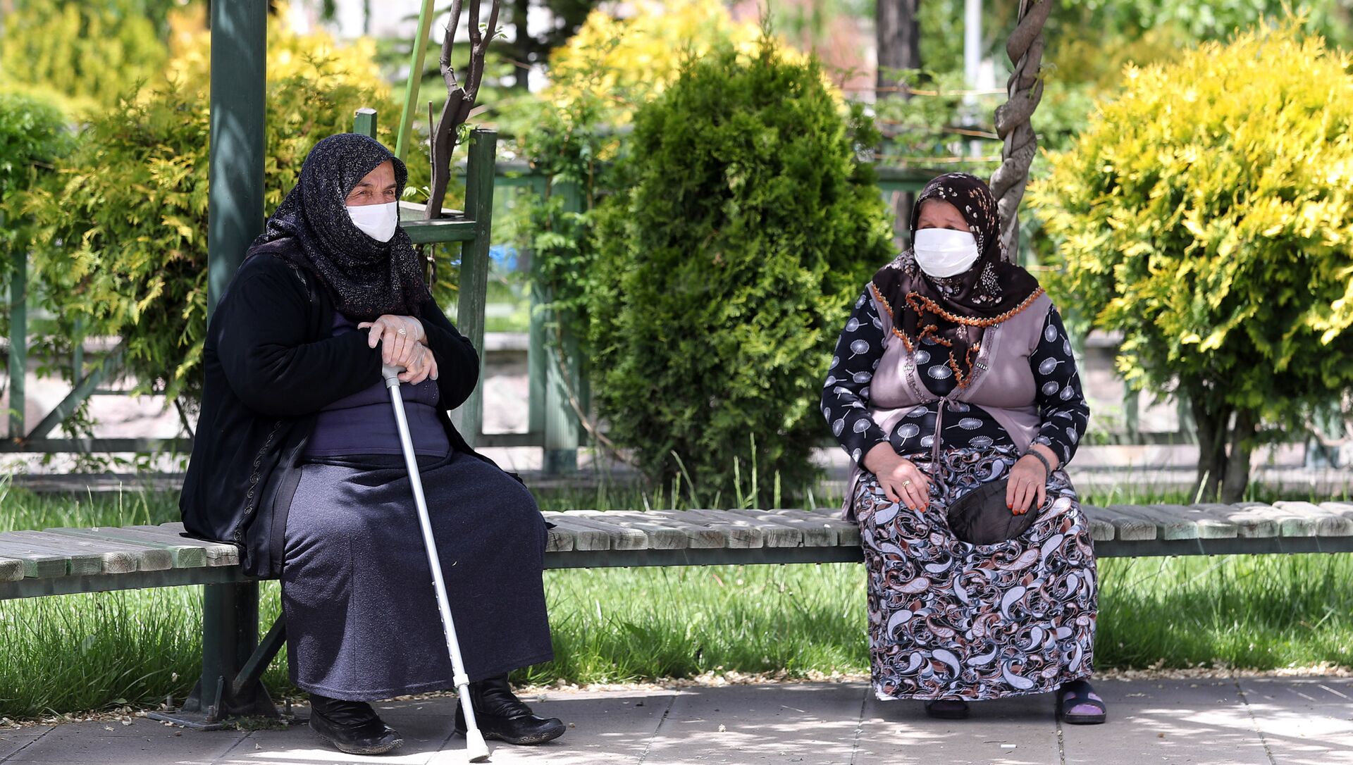 Пожилые женщины в медицинских масках на скамейке в одном из парков Анкары, Турция - Sputnik Азербайджан, 1920, 20.04.2021