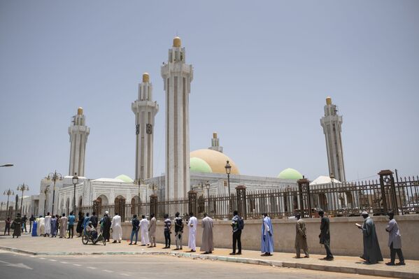 Очередь в мечеть в Дакаре, Сенегал - Sputnik Azərbaycan