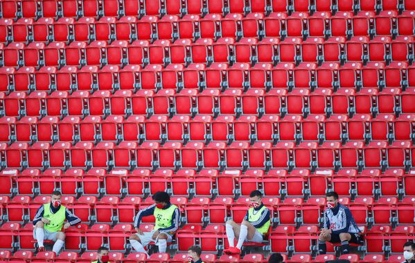 Футболисты на трибунах соблюдают социальную дистанцию во время матча «ФК Юнион Берлин» - «Бавария» в Берлине, Германия - Sputnik Azərbaycan