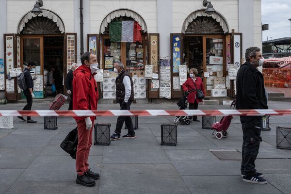 Люди соблюдают социальную дистанцию в очереди на продовольственном рыке Porta Palazzo в Турине, Италия - Sputnik Azərbaycan