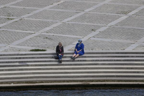 Женщины на набережной Сены в Париже - Sputnik Azərbaycan