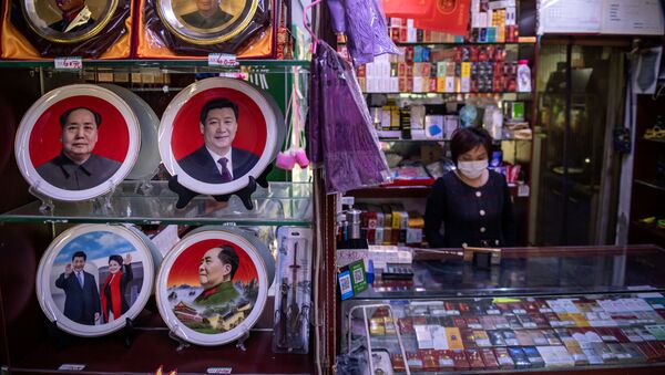 Продавец в сувенирном магазине в Пекине, фото из архива - Sputnik Азербайджан