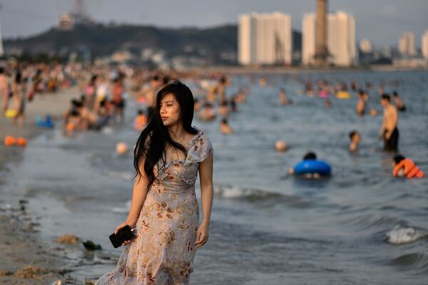 Девушка на пляже Bai Chay во Вьетнаме  - Sputnik Азербайджан