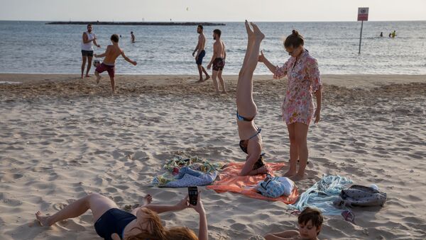 Люди во время отдыха на пляже в Тель-Авиве  - Sputnik Азербайджан