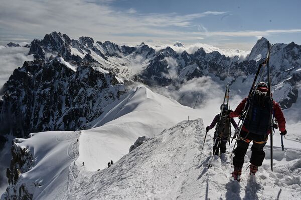 Альпинисты катаются на лыжах на Монблане, Франция - Sputnik Азербайджан