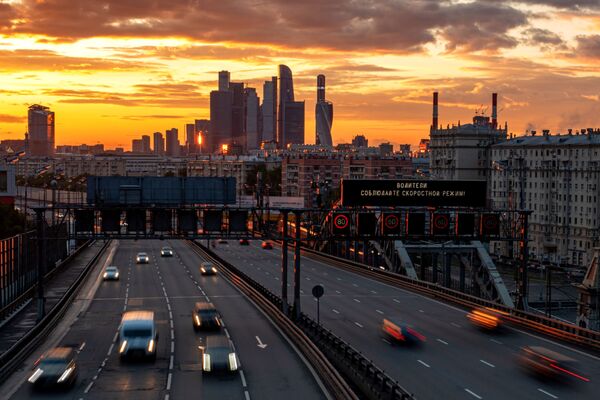 Закат над Третьим транспортным кольцом в Москве - Sputnik Азербайджан