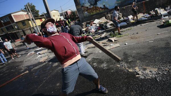Во время антиправительственной акции протеста в Чили из-за нехватки еды и работы в результате кризиса, вызванного эпидемией коронавируса - Sputnik Azərbaycan