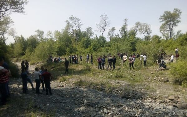 Жители села Хачмаз Огузского района на территории, где найдены останки 12-летнего мальчика - Sputnik Азербайджан