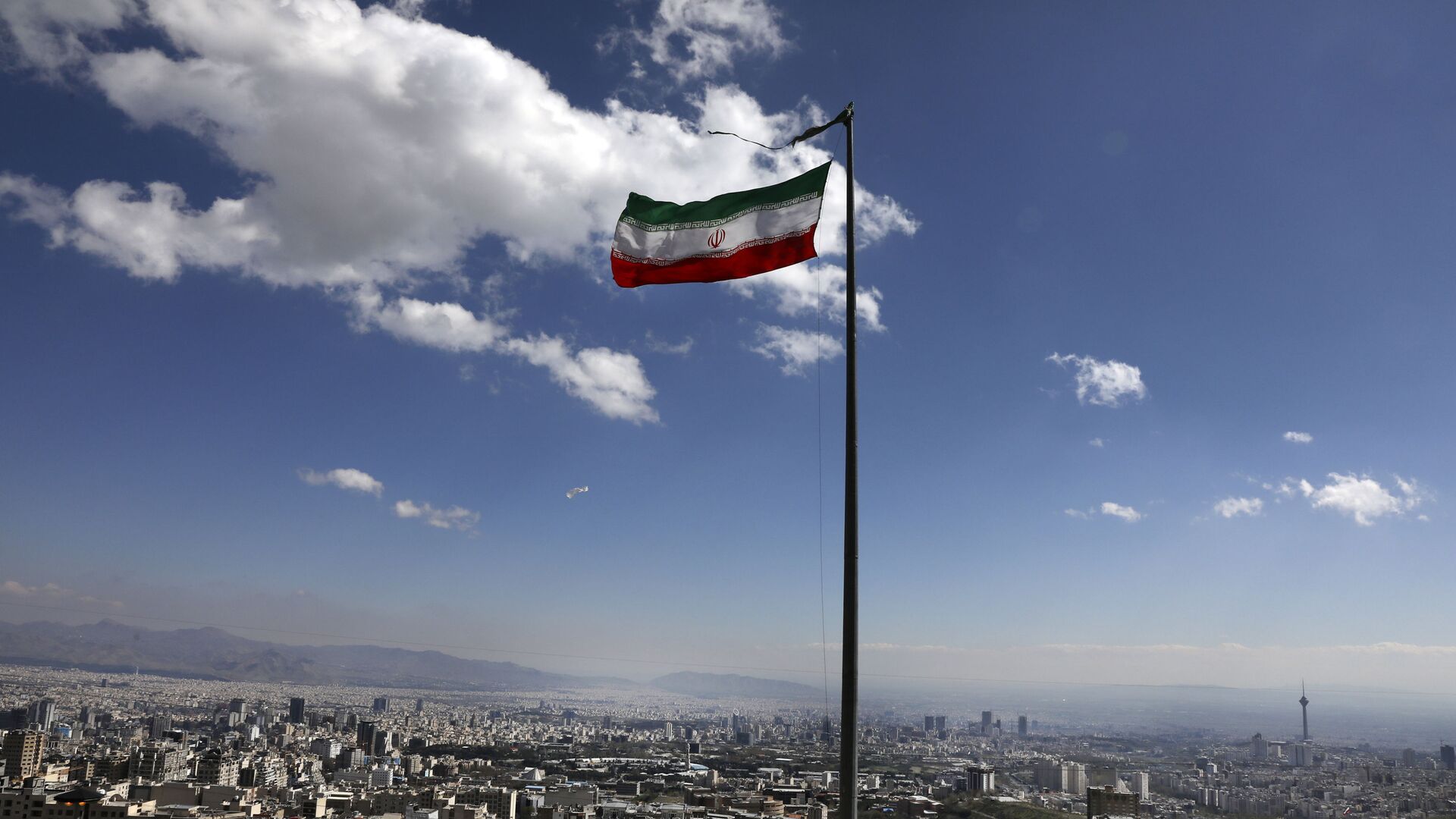 Государственный флаг Ирана в Тегеране, фото из архива - Sputnik Азербайджан, 1920, 19.10.2021