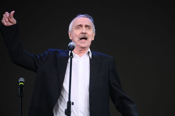 Евгений Киндинов: Романс о влюбленных сделал его кумиром миллионов Евгений Киндинов: Романс о влюбленных сделал его кумиром миллионов - Sputnik Азербайджан
