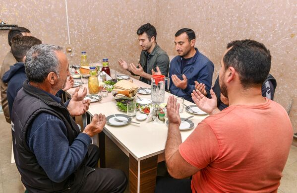 Верующие перед вечерним разговением в день праздника Ураза-байрам в Газахе - Sputnik Азербайджан