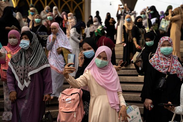 Мусульмане во время празднования Ид-аль-Фитра в Таиланде - Sputnik Азербайджан