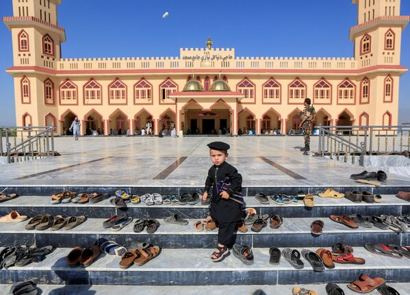Афганский мальчик во время празднования Ид-аль-Фитра в Афганистане - Sputnik Азербайджан