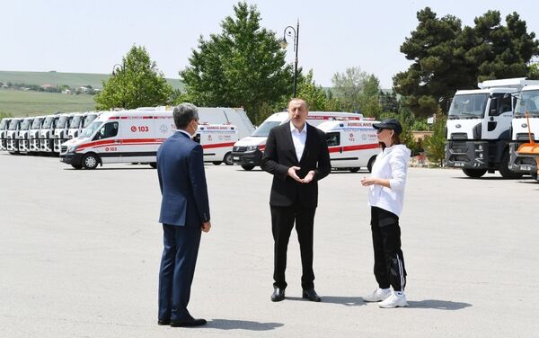 Президент Ильхам Алиев и Первая леди Мехрибан Алиева ознакомились с транспортными средствами и спецтехникой, выделенными Шамахинскому району - Sputnik Азербайджан