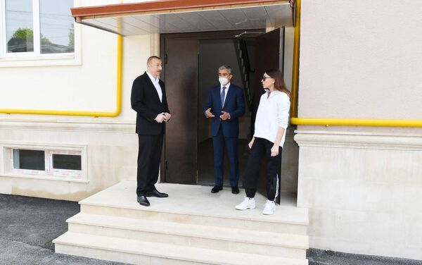 Президент Ильхам Алиев и Первая леди Мехрибан Алиева ознакомились с условиями, созданными в строящихся многоквартирных зданиях в Шамахе - Sputnik Азербайджан