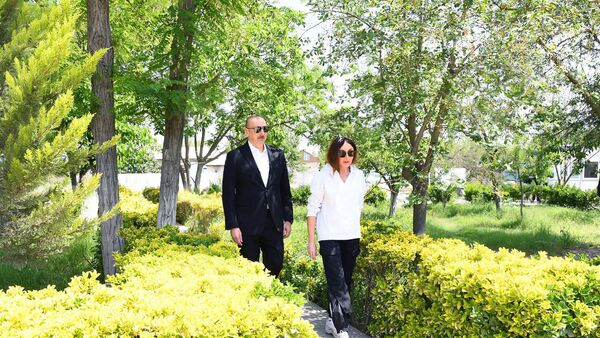 Президент Ильхам Алиев и Первая леди Мехрибан Алиева прибыли в Шамахинский район - Sputnik Азербайджан