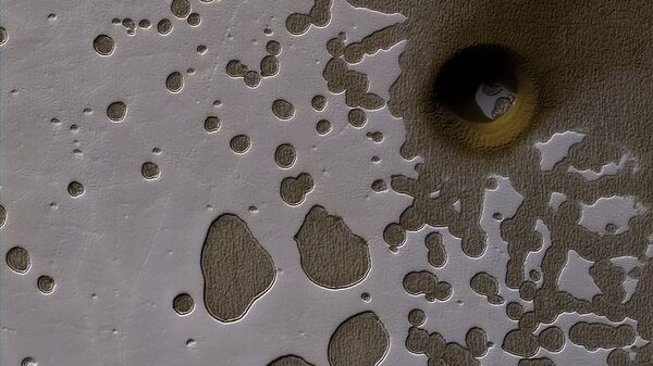 Кратер или яма на поверхности Марса  - Sputnik Азербайджан