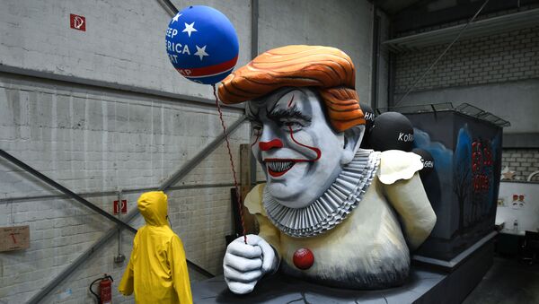 Стауья Дональда Трампа в виде клоуна Пеннивайза, фото из архива - Sputnik Азербайджан