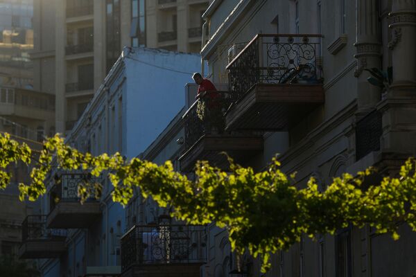 Мужчина на балконе в Баку - Sputnik Азербайджан