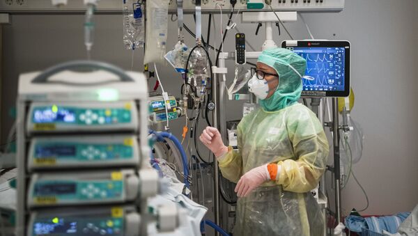 Медсестра ухаживает за пациентом с COVID-19 в Каролинском госпитале недалеко от Стокгольма, Швеция - Sputnik Азербайджан