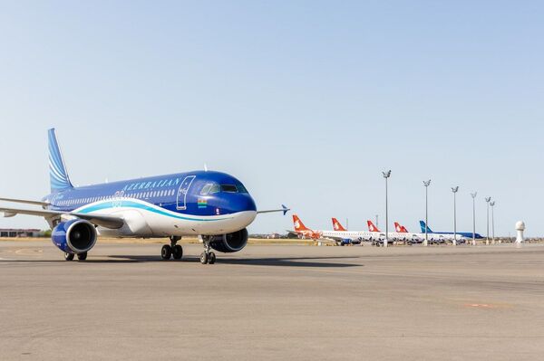 В Азербайджан из Москвы чартером AZAL возвращены еще 175 человек - фото - Sputnik Азербайджан