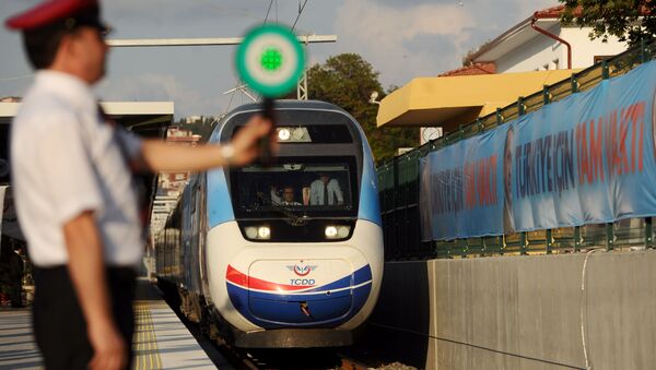 Турецкий скоростной поезд прибывает на железнодорожную станцию ​​Пендик в Стамбуле, фото из архива - Sputnik Azərbaycan