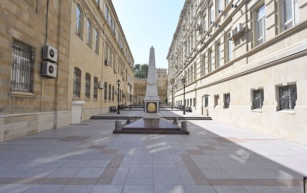 Памятник, возведенный в честь Азербайджанской Демократической Республики в Баку - Sputnik Азербайджан