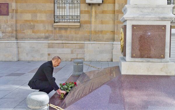 Президент Азербайджана Ильхам Алиев посетил памятник, возведенный в честь Азербайджанской Демократической Республики - Sputnik Азербайджан