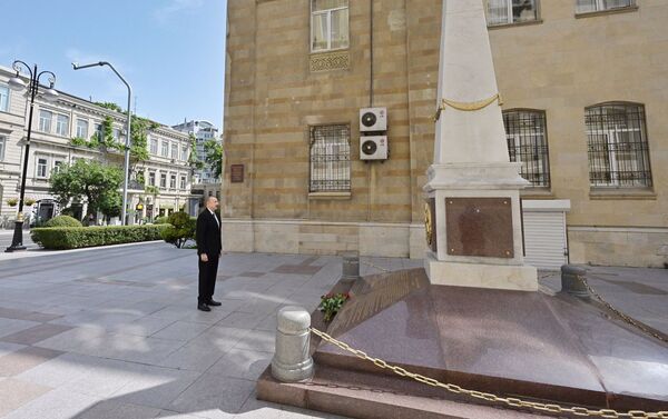 Президент Азербайджана Ильхам Алиев посетил памятник, возведенный в честь Азербайджанской Демократической Республики - Sputnik Азербайджан