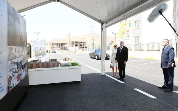 Президент Азербайджана Ильхам Алиев и первая леди Мехрибан Алиева на открытии жилого комплекса Гобу Парк-3, возведенного для вынужденных переселенцев - Sputnik Азербайджан