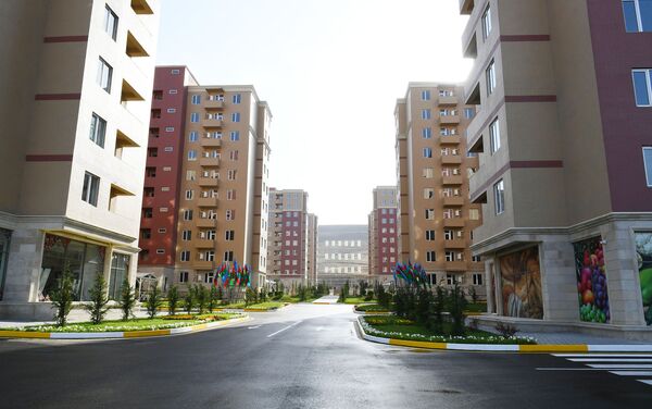 Жилой комплекс Гобу Парк-3 в Гарадагском районе Баку, возведенный для вынужденных переселенцев Жилой комплекс Гобу Парк-3 в Гарадагском районе Баку, возведенный для вынужденных переселенцев - Sputnik Азербайджан