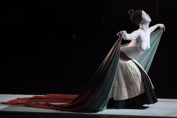 Актриса театра Legend Lin Dance Theatre во время спектакля  The Eternal Tides - Sputnik Азербайджан