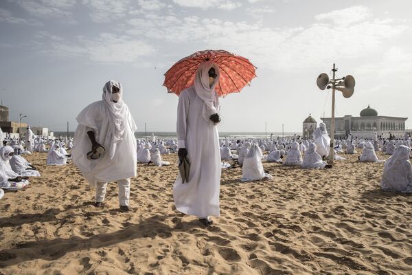 Последователи общины Лайене покидают пляж перед мечетью Йоффа Лайена, Сенегал - Sputnik Азербайджан