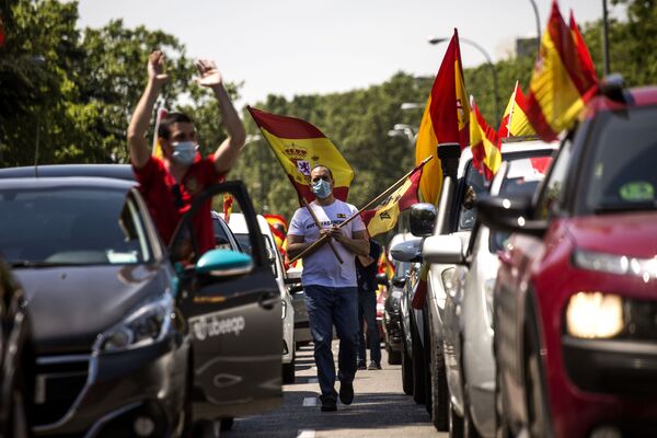 Участники антиправительственной акции в Мадриде выступают против карантинных мер - Sputnik Азербайджан