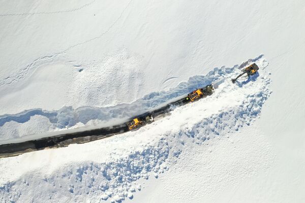 Снегоуборочные машинырасчищают дорогу на горном переходе между Сетесдалем и Сирдалом, Норвегия - Sputnik Azərbaycan