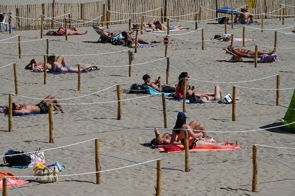 Отдыхающие на пляже Ла Гранд-Мотт, Франция - Sputnik Азербайджан