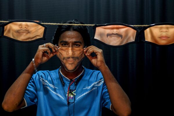 Мужчина с самодельными масками в Ченнае, Индия  - Sputnik Азербайджан
