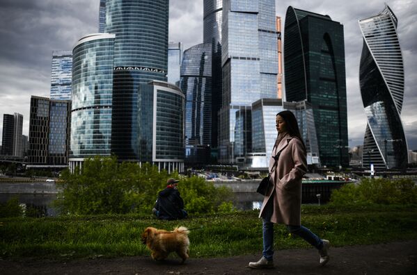 Девушка во время прогулки с собакой на набережной Тараса Шевченко в Москве - Sputnik Azərbaycan