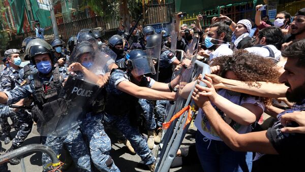 Столкновения демонстрантов с полицией в Бейруте, Ливан - Sputnik Azərbaycan