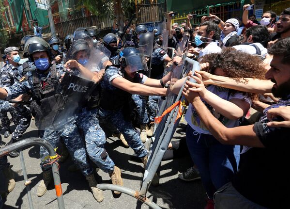 Столкновения демонстрантов с полицией в Бейруте, Ливан - Sputnik Азербайджан