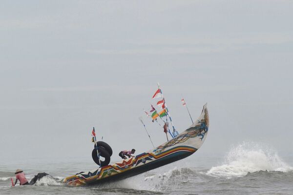 Рыбацкая лодка, поднятая волной, Западная Суматра, Индонезия - Sputnik Азербайджан